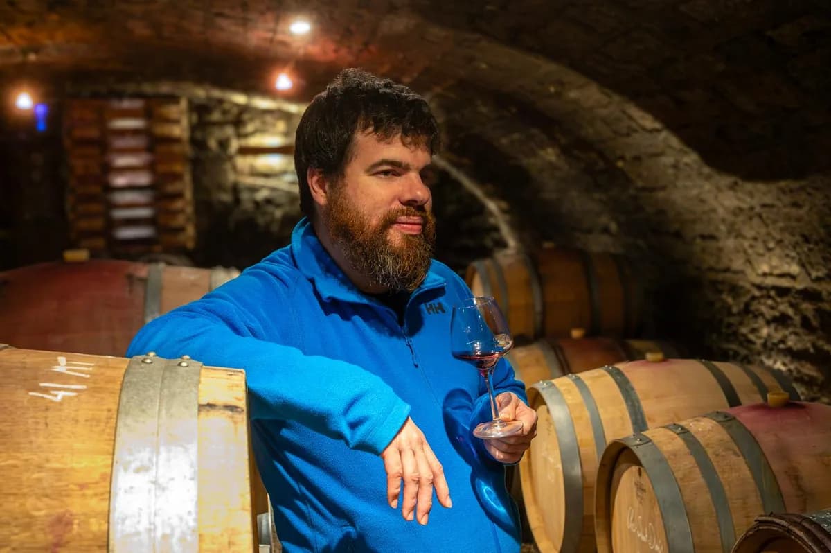 Pascal Combet, oenologue et fondateur de Les Vins se partagent, dans une cave à barriques